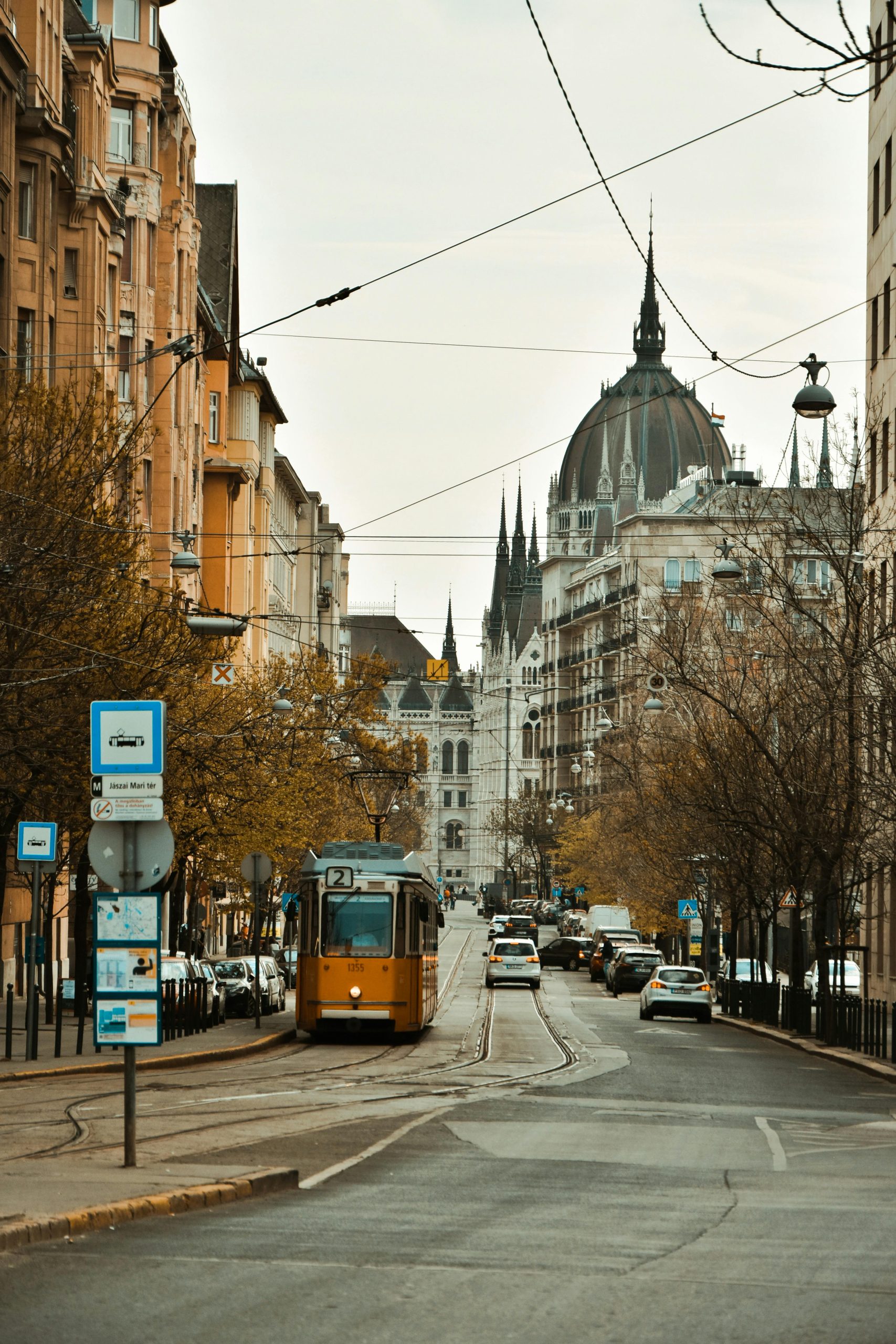 Sárga villamos a budapesti rakparton